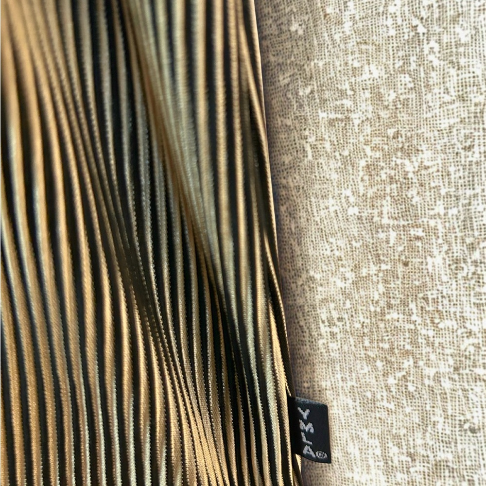Y.M.L.A Black and Gold Shiny Striped Men’s Top (preowned) - Picture 4 of 6